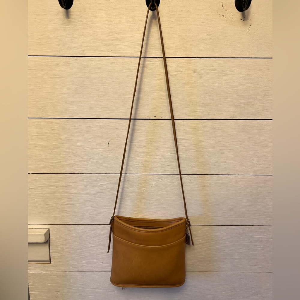 Vintage Coach crossbody purse in tan